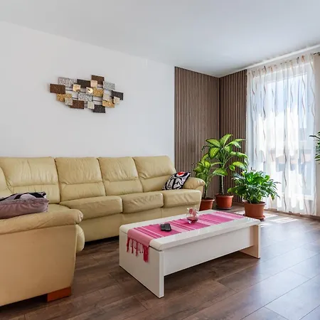 Apartment Laura Cres
